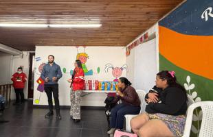 entrega de alimento para los animales de compañía de recicladores de oficio