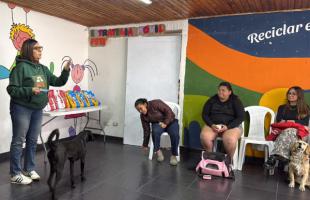 entrega de alimento para los animales de compañía de recicladores de oficio