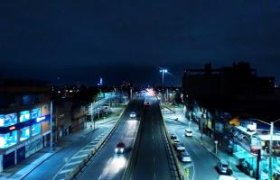 Imagen aérea del puente vehicular y del nuevo alumbrado público de la Avenida Chile con la Avenida NQS. 