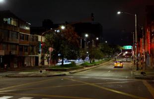 Imagen de la nueva iluminación en tecnología led en la Avenida Chile con Carrera 66 en el barrio San Fernando.