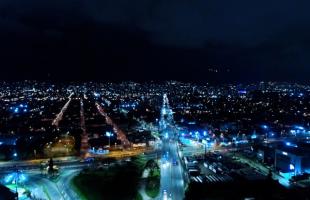 Imagen aérea del nuevo alumbrado público en el puente vehicular de la Avenida Chile con Carrera 68.