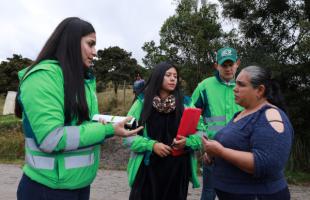 Imagen de los gestores sociales de la Subdirección de Alumbrado Público de la UAESP, Angélica Sandoval, Stefany Tarazona y Elvis Dávila, junto a una de las habitantes de la zona rural de Sumapaz en uno de los recorridos para realizar acciones de mejora e identificar fallas en la prestación del servicio de alumbrado público.