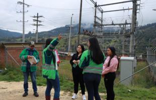 Imagen de los gestores sociales de la Subdirección de Alumbrado Público de la UAESP, Angélica Sandoval y Stefany Tarazona, junto a dos habitantes de la Vereda La Unión de Sumapaz, en uno de los recorridos por las calles del centro urbano para revisión del sistema de alumbrado público.