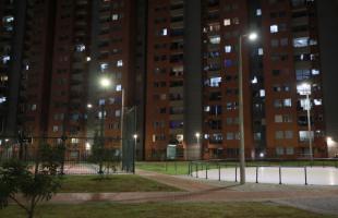 Imagen del Parque Portón de la Sabana, ubicado en el barrio Puerta Grande en la localidad de Fontibón. Este espacio deportivo es una de las zonas de cesión que cuenta con nuevo alumbrado público y que surtió trámite de entrega de la iluminación a la UAESP para su administración y operación.