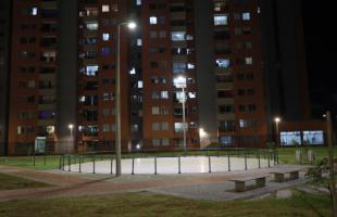 Imagen de la pista de patinaje del Parque Portón de la Sabana que cuenta con iluminación o alumbrado público en tecnología led, lo que garantizará a los habitantes del barrio Puerta Grande en la localidad de Fontibón, un entorno deportivo y recreativo seguro.