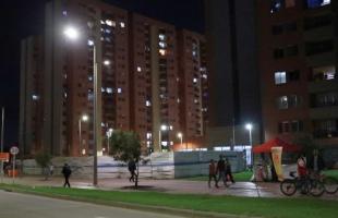 Imagen de transeúntes y residentes del barrio Puerta Grande de Fontibón caminando frente al conjunto residencial Caminos de Fontibón y al Parque Portón de la Sabana.