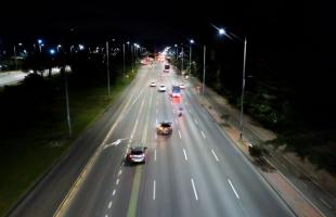 Imagen aérea de la Autopista Norte con Calle 192 del carril sentido sur-norte. Mejoramos la potencia de las luminarias led instaladas para garantizar uniformidad, mejores colores y evitar zonas oscuras por la amplitud de la vía. 