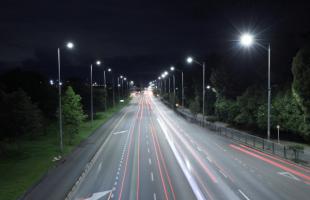 Panorámica de la Autopista Norte con Calle 192. En esta zona aledaña a la Terminal de Transportes del Norte, mejoramos la potencia de las luminarias para garantizar un correcto servicio de alumbrado público para usuarios y viajeros que acceden a esta importante sede de la Terminal.