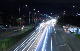 Panorámica de la Autopista Norte con Calle 187. Mejoramos la iluminación con nuevos postes y luminarias para garantizar un acceso seguro a los usuarios de la Estación de TransMilenio Calle 187 y que colinda con el Centro Comercial Santa Fe. 