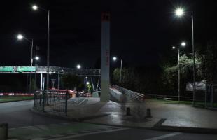 Panorámica del puente peatonal de acceso a la estación de TransMilenio Calle 187 en la Autopista Norte. Mejoramos la iluminación del acceso peatonal y la ciclorruta de esta importante zona de las localidades de Usaquén y de Suba.