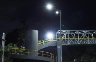 Puente peatonal de la Calle 205 con Autopista Norte. Gran punto de afluencia a los Cementerios Jardines de Paz y Jardines del Recuerdo, así como a la Universidad o Escuela de Ingeniería Julio Garavito. Ampliamos el número de luminarias en esta zona para hacer un entorno más seguro. 