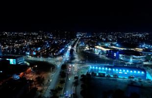 Foto panorámica nocturna de la intersección de la Avenida Ciudad de Cali y la Avenida Gaitán Cortés, en la noche, se ve iluminada con luz led.