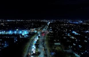 Foto de la Avenida Ciudad de Cali, cerca al CAI villa del río, al sur de la ciudad, es de noche y se ve la iluminación en luz led.