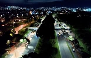 Imagen aérea de la Carrera 60 con Calle 50, zona de acceso al Parque Simón Bolívar y a la Biblioteca Virgilio Barco. Así garantizamos mejor iluminación pública para quienes visitan estos sitios de interés cultural y deportivo durante las noches.