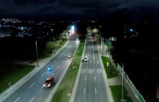 Imagen aérea de la Carrera 60 con Calle 59. La nueva iluminación pública en tecnología led beneficia a los residentes de los barrios J. Vargas y el Modelo Norte y a más de 326 mil habitantes de las localidades de Teusaquillo y Barrios Unidos. 
