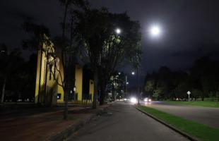 Imagen del acceso al Parque Simón Bolívar en la Carrera 60 con Calle 50. Deportistas y visitantes a este importante espacio deportivo de la ciudad, tienen hoy mejor iluminación pública durante las noches. 