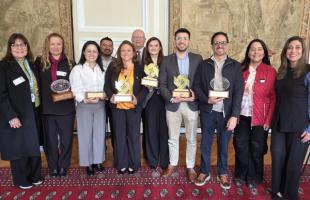Grupo de personas sosteniendo reconocimiento por parte del Gobierno de Colombia.