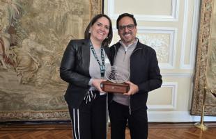 Director de la UAESP junto a funcionaria.