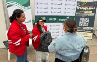 Colaboradoras UAESP sensibilizando sobre separación en la fuente.