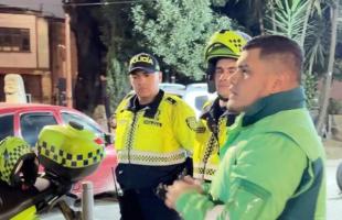 Funcionarios sensibilizando a ciudadanos