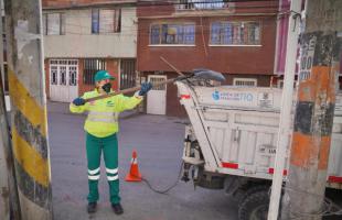 Cazareguero echando la basura en el motocarro.