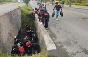 Trabajadores de la alcaldía de Ciudad Bolívar y la UAESP retiran llantas de un puente.