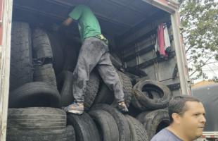 Más de 340 llantas fueron recogidas en un camión para llevarlas al sistema postconsumo.