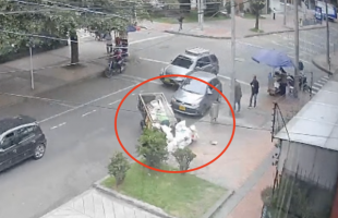 Ciudadano en una carreta abandonando escombros en el espacio público.