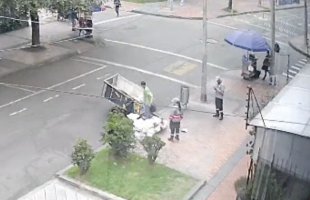 Ciudadano infractor devolviendo los escombros a la carreta.