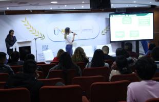 Estudiantes de la UNAD hablan en el auditorio. 