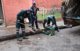 Ayudantes de recolección recogiendo residuos ordinarios del espacio público.