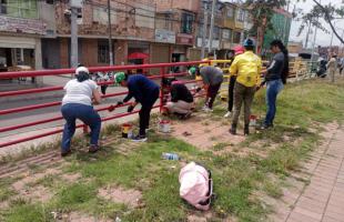 Los vecinos de los barrios Atalayas y Santa Fe pintan el mobiliario público.