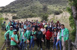 Grupo de colaboradores de la UAESP y ciudadanos durante recorrido por Los Mochuelos, el pasado martes 3 de octubre de 2023.