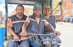 Carlos Vargas en un moto carguero llegando a trabajar. 