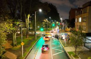 Imagen de las nuevas luminarias led instaladas en la Carrera 24 con Calle 42.