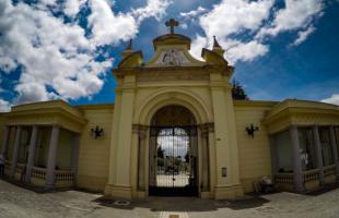 Imagen de la puerta de ingreso principal del Cementerio Distrital Central, ubicado en el barrio Santa Fe de la localidad de Los Mártires. Carrera 20 #24-80