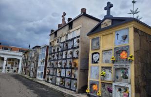 Vista de mausoleos y bóvedas decorados con flores en el Cementerio del Norte.