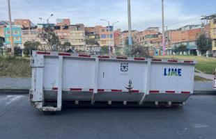 Ecopunto instalado cerca de un parque 