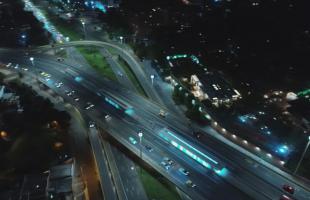 La Avenida Suba es el principal corredor de acceso al nor-occidente de la ciudad. En esta imagen aérea de la intersección con la Avenida Boyacá se evidencia el cambio en la iluminación pública luego de la modernización del alumbrado público a tecnología led que beneficia a conductores, peatones y ciclistas. En este lugar se mejoró el entorno de acceso a la estación de Transmielnio, con luz blanca.