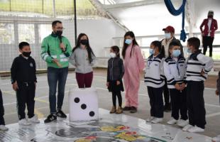 Niños aprenden sobre gestión de residuos con el juego "Bogotá Organismo Vivo".