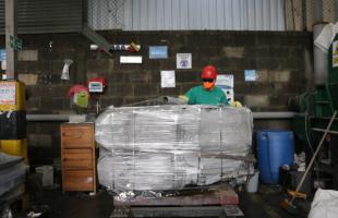 magen de uno de los operarios de la plata de Lito en el sector de Montevideo en Fontibón, realizando embalaje de materiales metálicos luego del proceso de desintegración y descontaminación de los transformadores.