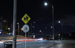 Descripción: Barrio Sierra Morena en Ciudad Bolívar, mejor iluminado con las nuevas luminarias tipo led.