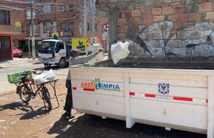 Ciudadano disponiendo adecuadamente escombros en el Ecopunto móvil.
