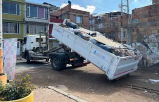 Ecopunto móvil siendo retirado del lugar al alcanzar su máxima capacidad.