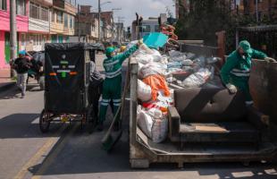 Operarios de aseo organizando los RCD recibidos en el Ecopunto.