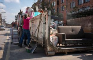 Ciudadano depositando resiudos de contrucción en el Ecopunto.