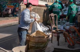 Ciudadano con resiudos de condtrucción en el Ecopunto.