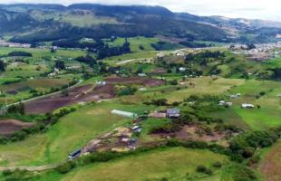 En la foto se observa una panorámica aérea del predio ubicado en la zona rural de Usme en el que se encuentran abandonadas 25 mil llantas.