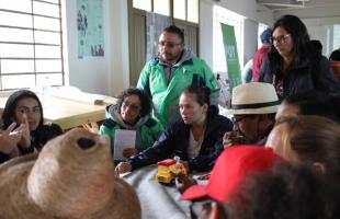 Funcionarios de la UAESP escuchan a la comunidad que vive en la zona de influencia de Doña Juana.