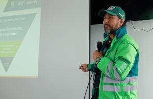 Funcionario de la UAES explica a la comunidad de qué trata el nuevo proyecto de manejo de residuos sólidos en Doña Juana.